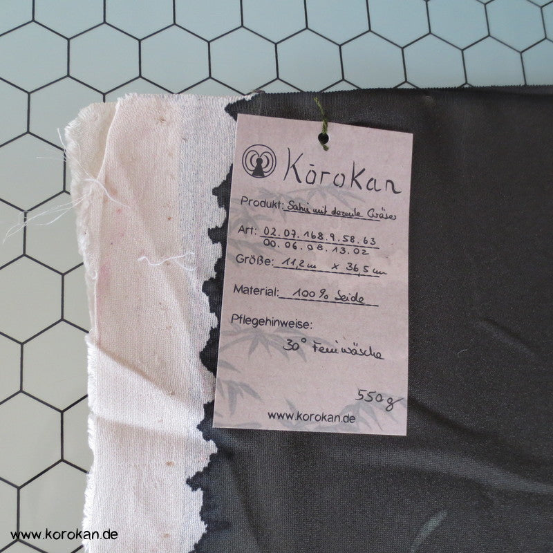 japanischer Kimono Seidencrepesatin mit handgemalten Gräsern grau in schlamm