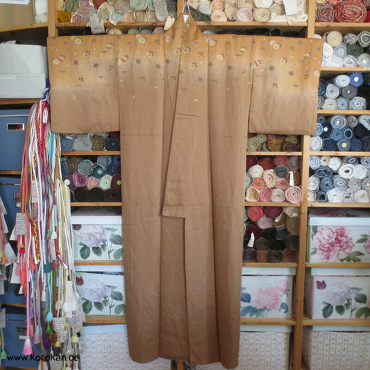 sandfarbener Seidendamast Homongi Kimono mit Farbverlauf und Blüten auf den Schultern
