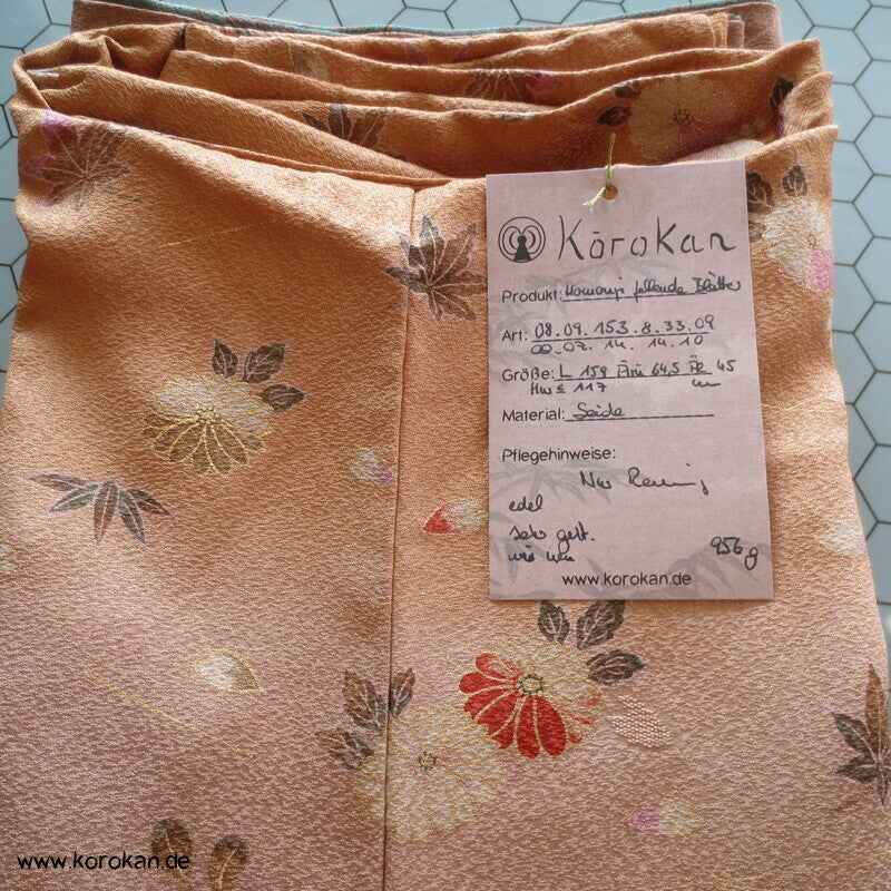 sandfarbener Seidendamast Homongi Kimono mit Farbverlauf und Blüten auf den Schultern