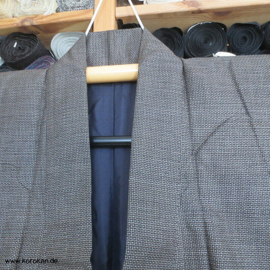 Oshima Tsumugi Seiden Komon Kimono, dunkelbraun