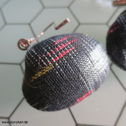 Ohrringe aus Kasuri Tsumugi Seiden Stoff auf Muscheln bezogen