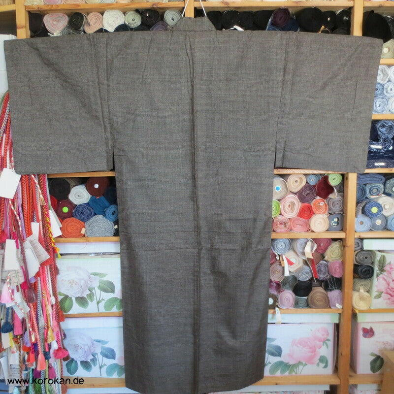Oshima Tsumugi Seiden Komon Kimono, dunkelbraun