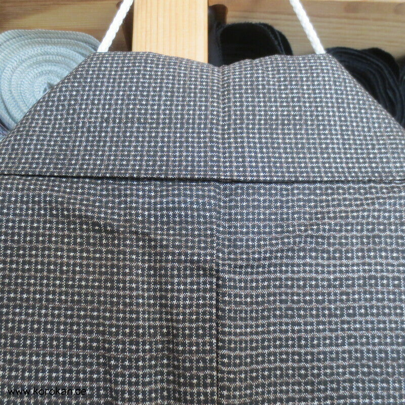 Oshima Tsumugi Seiden Komon Kimono, dunkelbraun