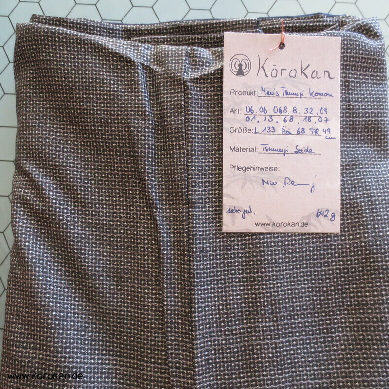 Oshima Tsumugi Seiden Komon Kimono, dunkelbraun