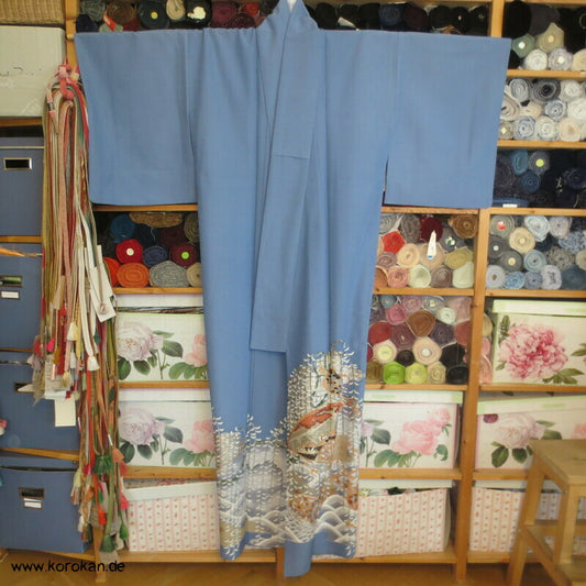 Irotomesode Hitoe Kimono mit Fächern in Schneelandschaft