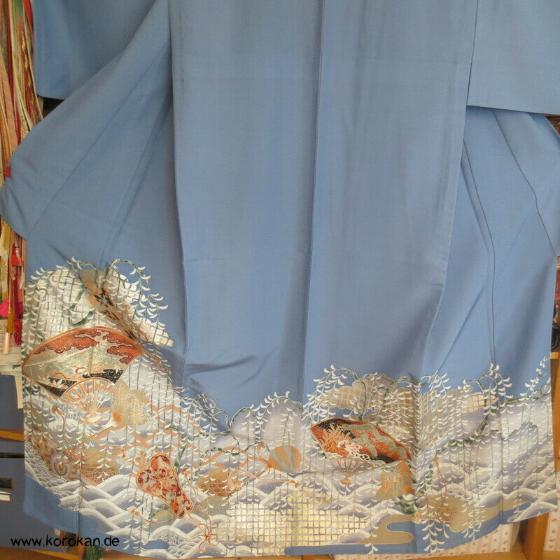 Irotomesode Hitoe Kimono mit Fächern in Schneelandschaft