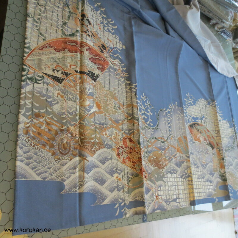 Irotomesode Hitoe Kimono mit Fächern in Schneelandschaft