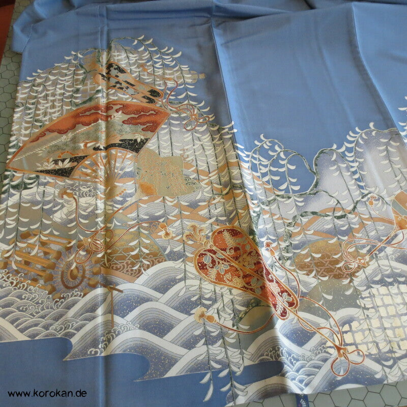 Irotomesode Hitoe Kimono mit Fächern in Schneelandschaft