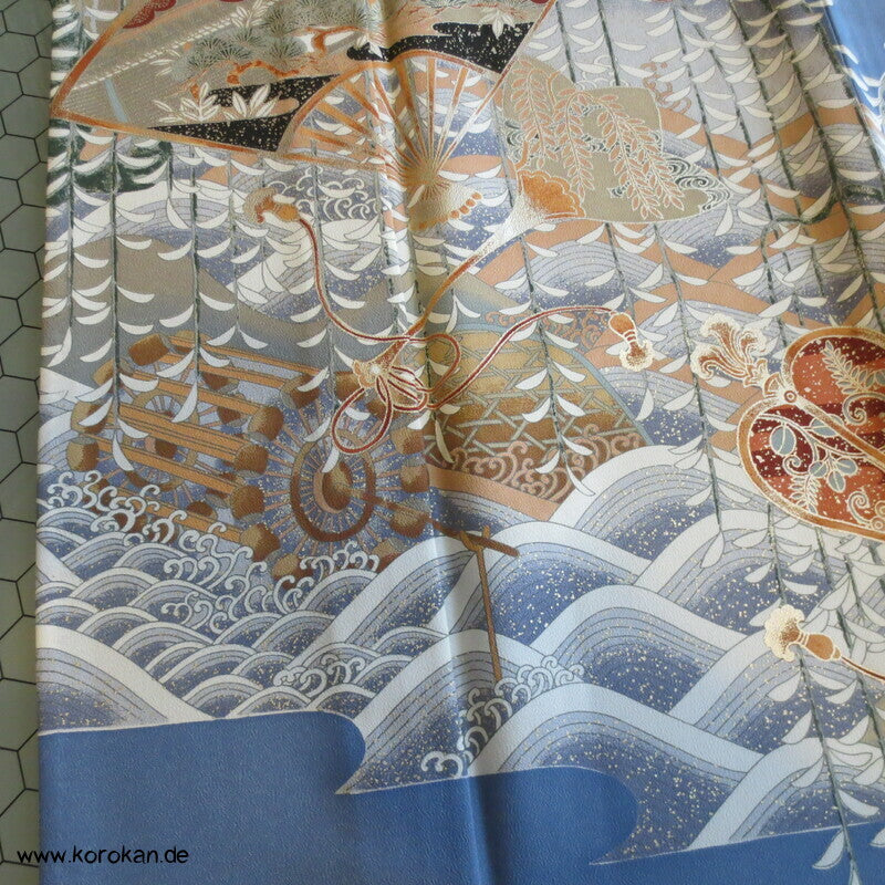 Irotomesode Hitoe Kimono mit Fächern in Schneelandschaft