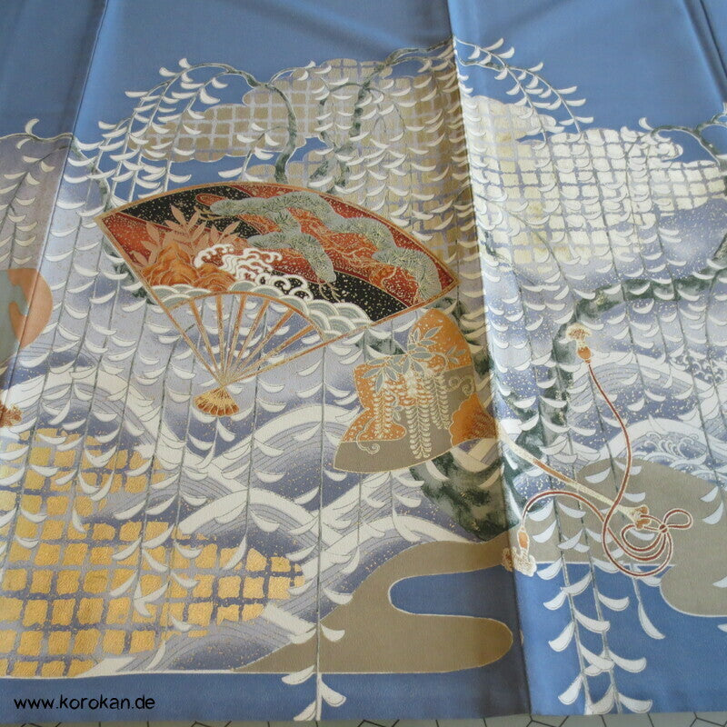 Irotomesode Hitoe Kimono mit Fächern in Schneelandschaft