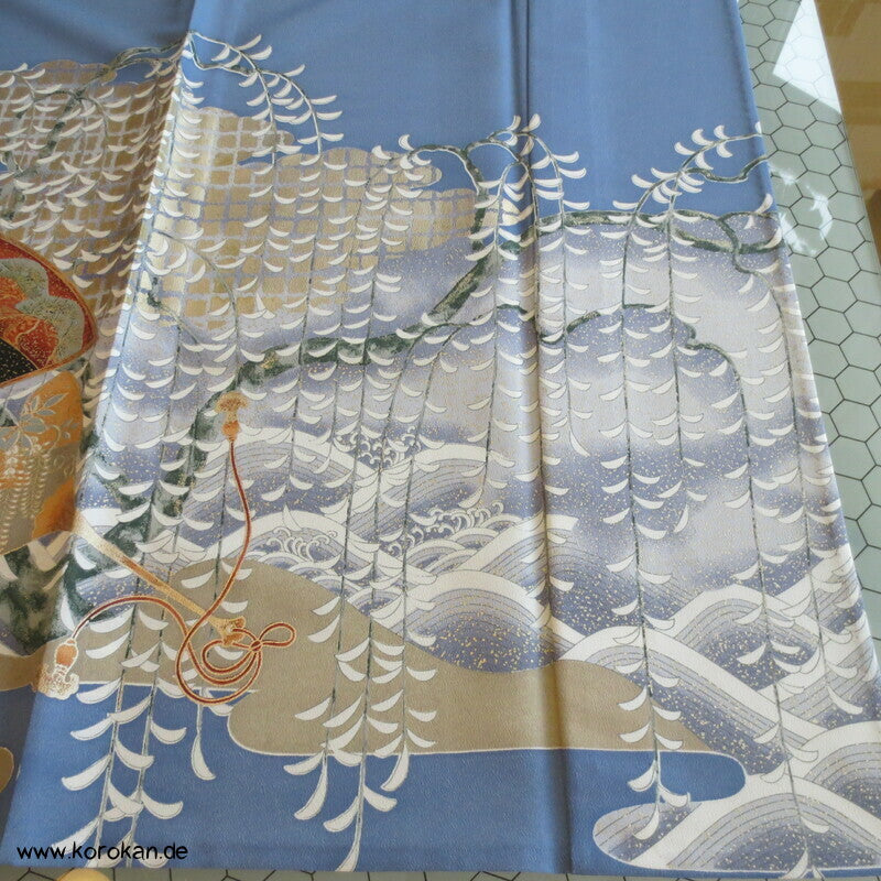 Irotomesode Hitoe Kimono mit Fächern in Schneelandschaft