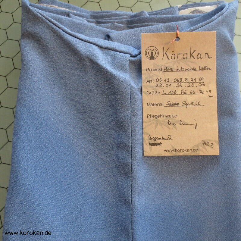Irotomesode Hitoe Kimono mit Fächern in Schneelandschaft
