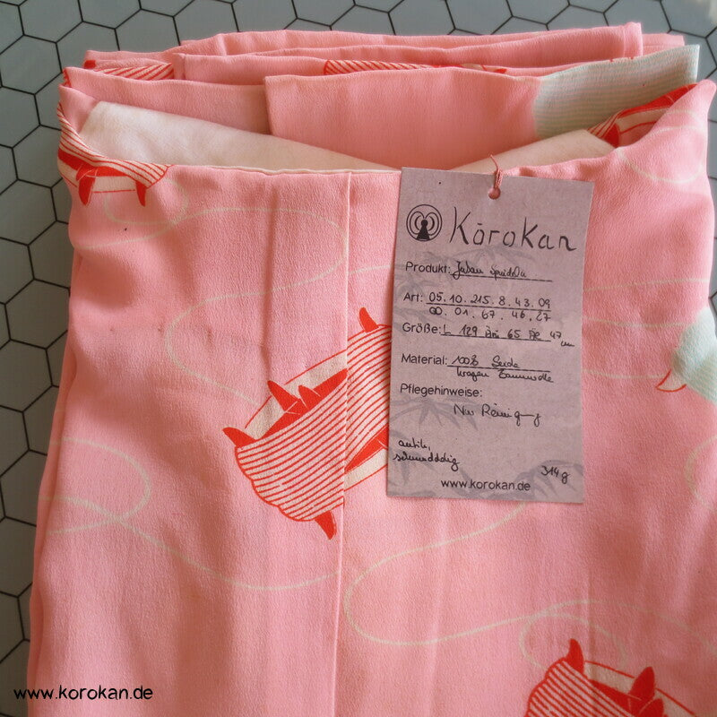 Spulen, rot und türkis, auf rosa Seide Juban Unterkimono