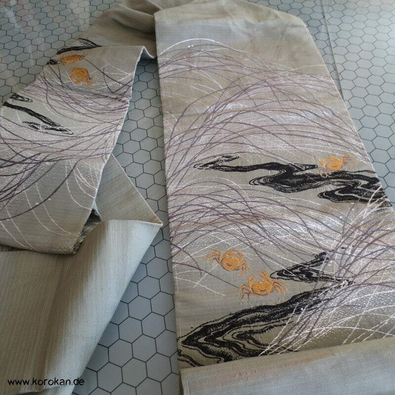 Taschenkrebsen am Ufer antiker Nagoya Obi