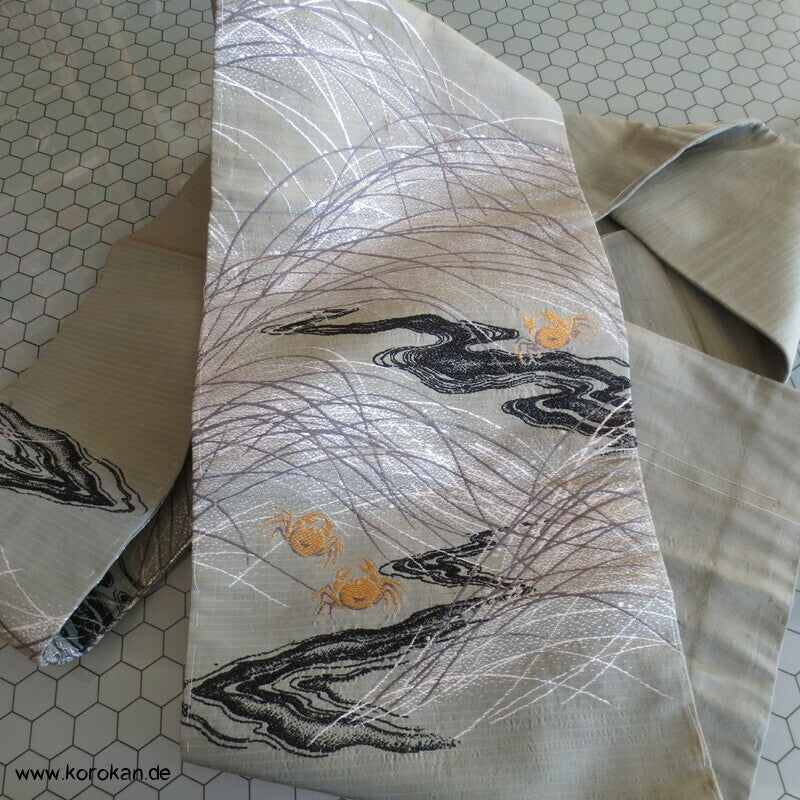 Taschenkrebsen am Ufer antiker Nagoya Obi