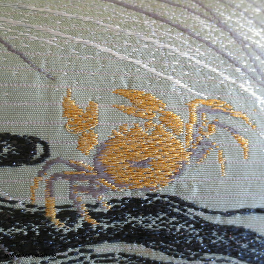 Taschenkrebsen am Ufer antiker Nagoya Obi