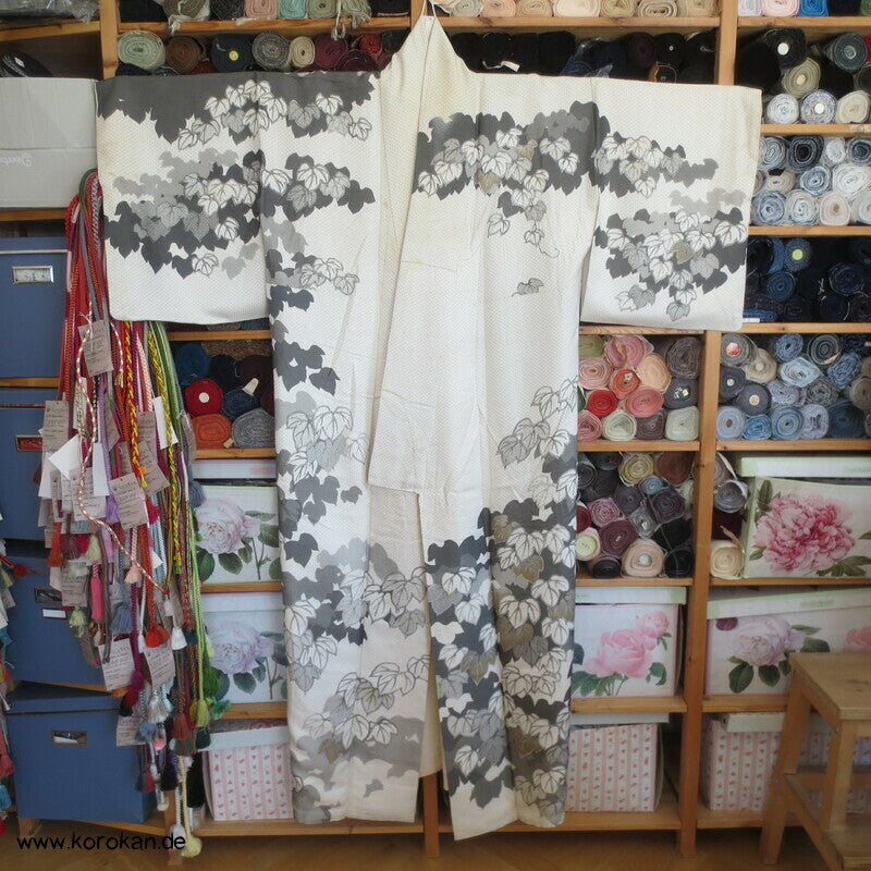 grau - goldene Weinblattranken Homongi Kimono Hitta Seidenjacquard