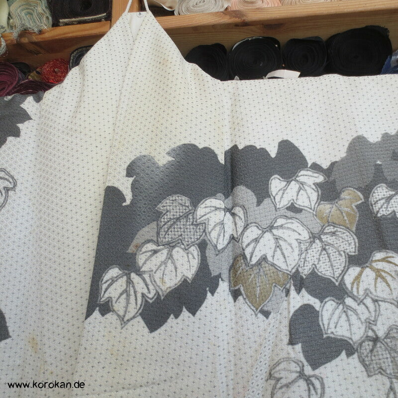 grau - goldene Weinblattranken Homongi Kimono Hitta Seidenjacquard