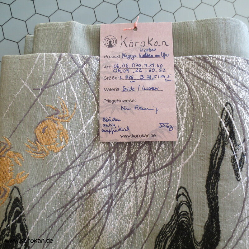 Taschenkrebsen am Ufer antiker Nagoya Obi