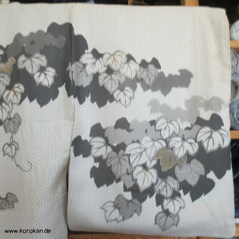 grau - goldene Weinblattranken Homongi Kimono Hitta Seidenjacquard