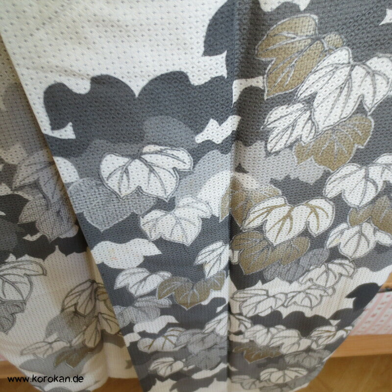 grau - goldene Weinblattranken Homongi Kimono Hitta Seidenjacquard
