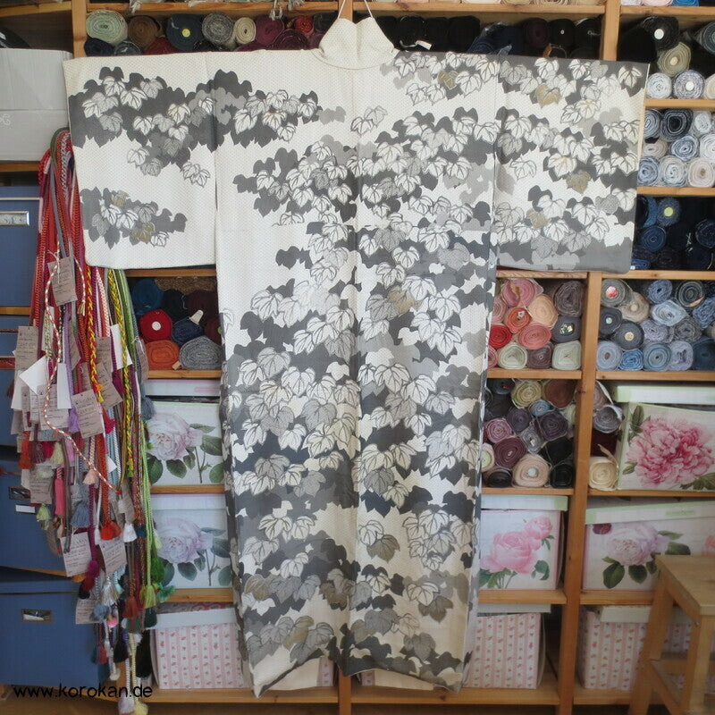 grau - goldene Weinblattranken Homongi Kimono Hitta Seidenjacquard