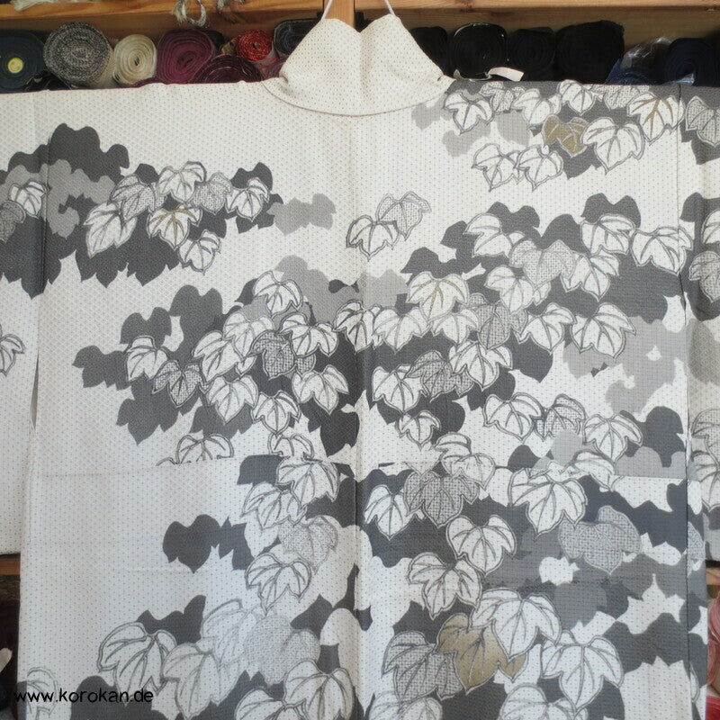 grau - goldene Weinblattranken Homongi Kimono Hitta Seidenjacquard