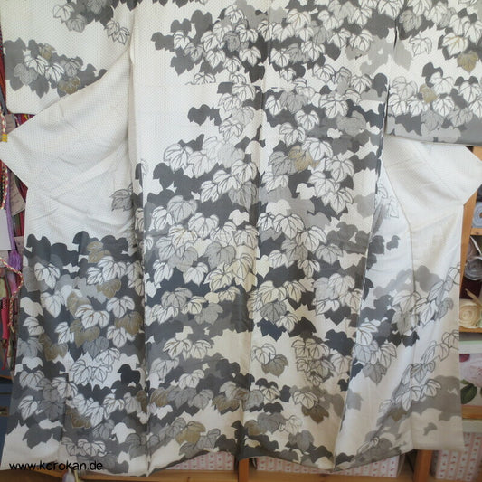 grau - goldene Weinblattranken Homongi Kimono Hitta Seidenjacquard