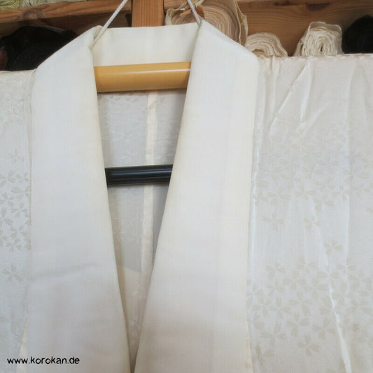 feine Blüten, helle Seide Juban Unterkimono