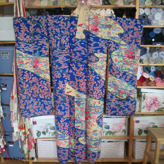 blaue Flusslandschaft, Iris, Blütenwagen, Wellen Seidencrepe Furisode Kimono