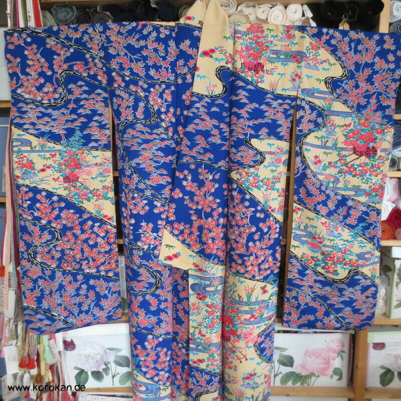 blaue Flusslandschaft, Iris, Blütenwagen, Wellen Seidencrepe Furisode Kimono