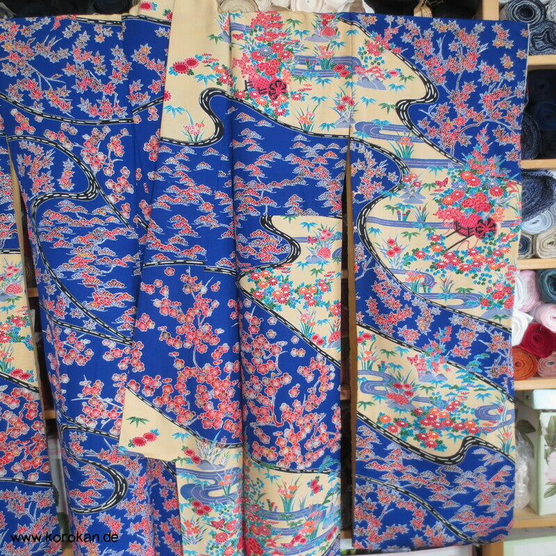 blaue Flusslandschaft, Iris, Blütenwagen, Wellen Seidencrepe Furisode Kimono