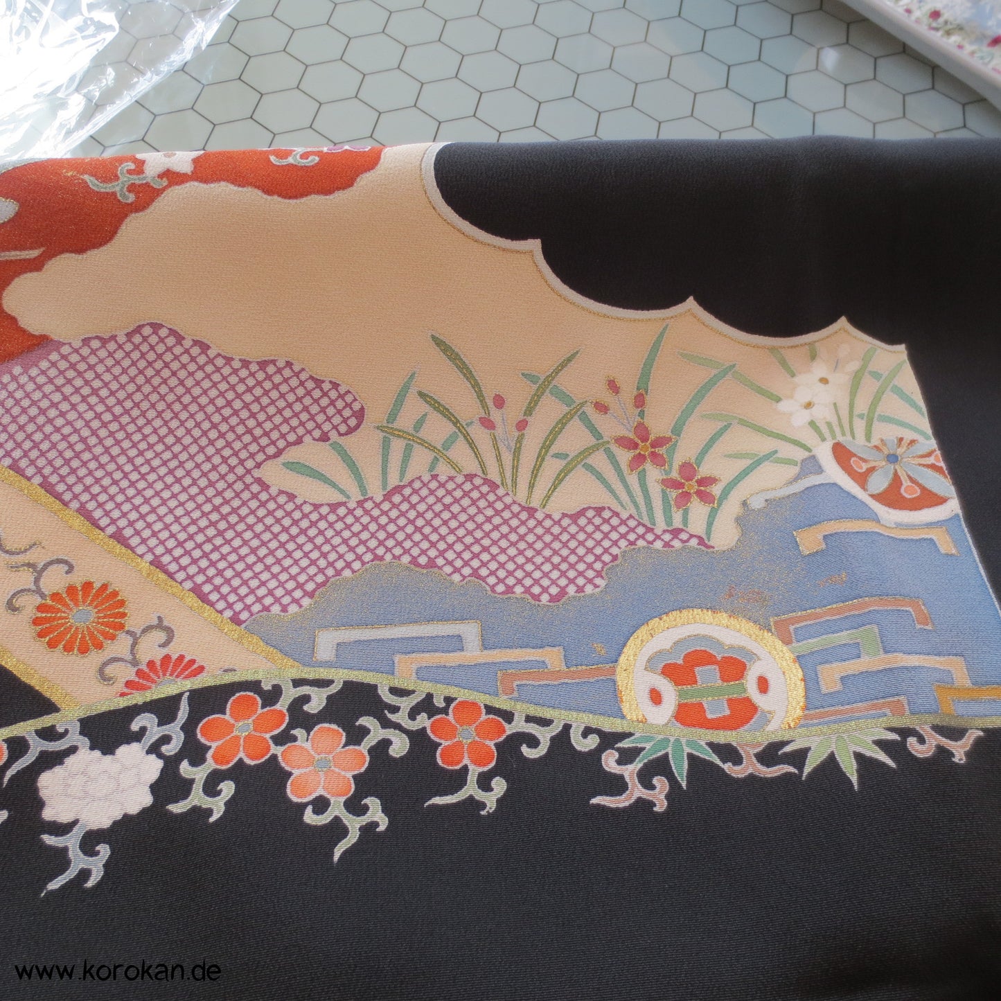 Tomesode heftigen Wellen unter einer Brücke, teilbestickt Karieba