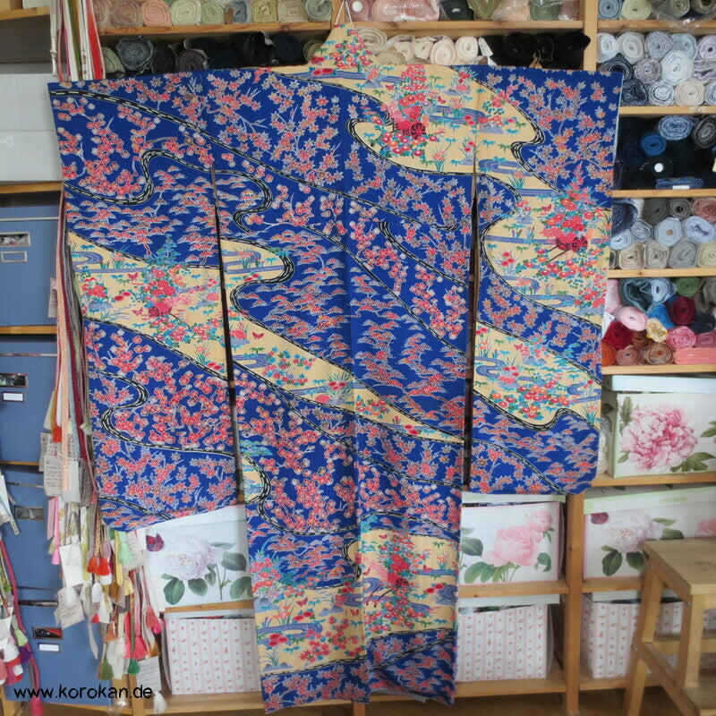 blaue Flusslandschaft, Iris, Blütenwagen, Wellen Seidencrepe Furisode Kimono