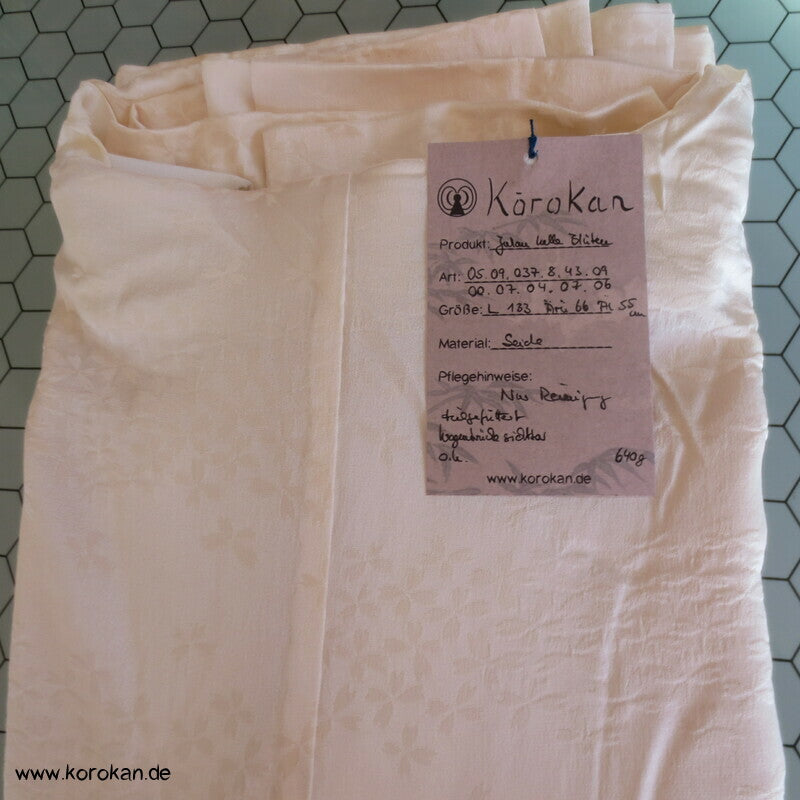 feine Blüten, helle Seide Juban Unterkimono