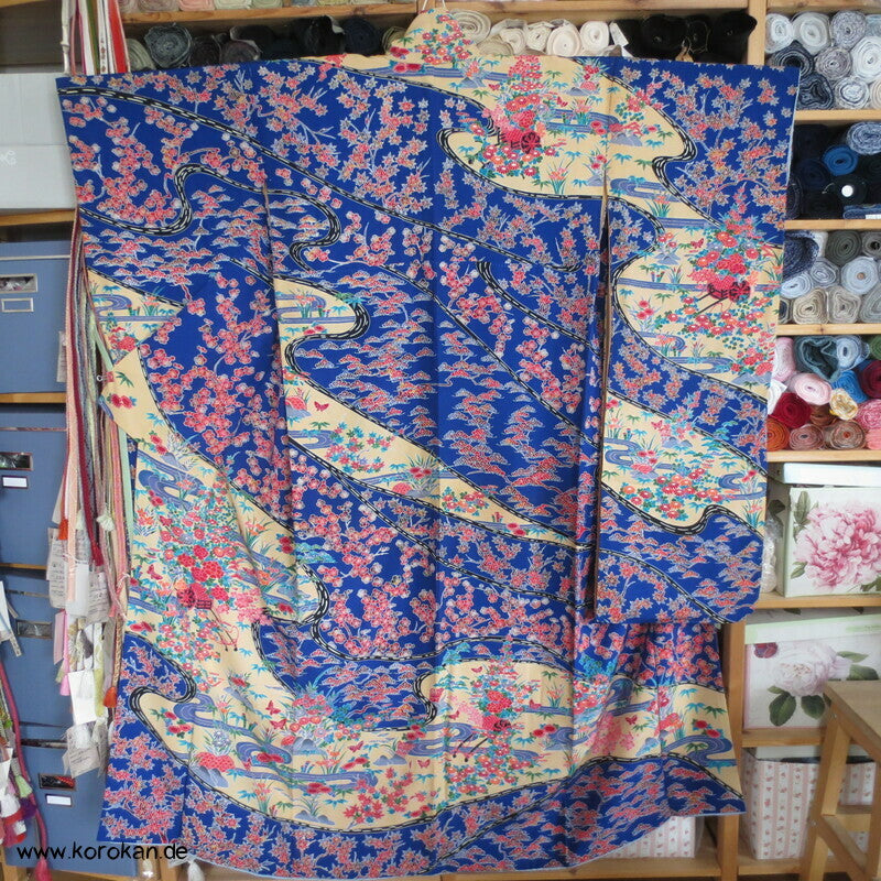 blaue Flusslandschaft, Iris, Blütenwagen, Wellen Seidencrepe Furisode Kimono