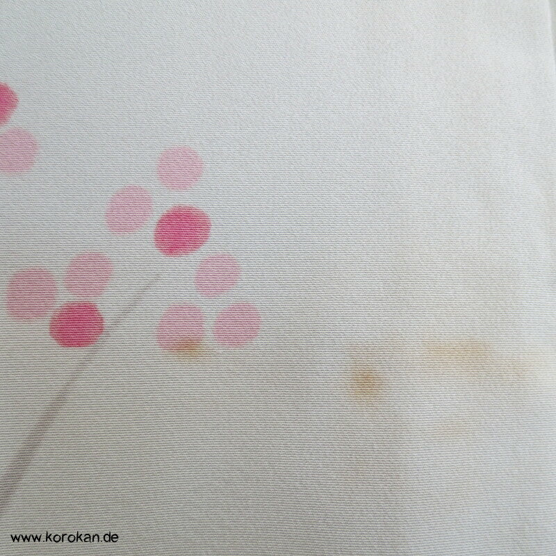 angedeutete Ume Zweige, Komon Kimono, teilbestickter Seidencrepe