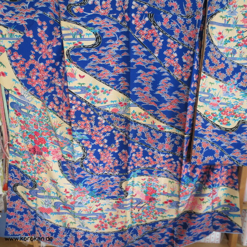 blaue Flusslandschaft, Iris, Blütenwagen, Wellen Seidencrepe Furisode Kimono