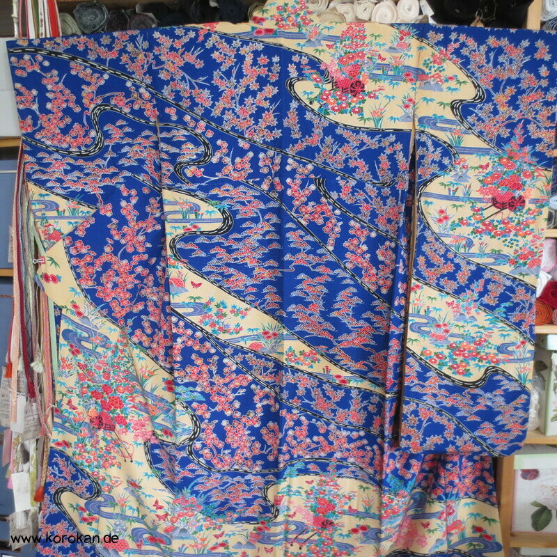 blaue Flusslandschaft, Iris, Blütenwagen, Wellen Seidencrepe Furisode Kimono