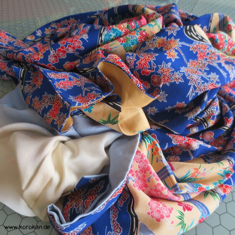 blaue Flusslandschaft, Iris, Blütenwagen, Wellen Seidencrepe Furisode Kimono
