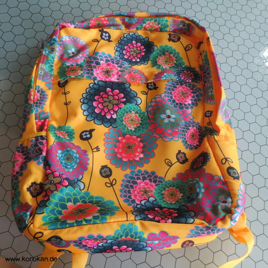 kleiner Rucksack mit japanischen Chrysanthemen in bunt auf gelb