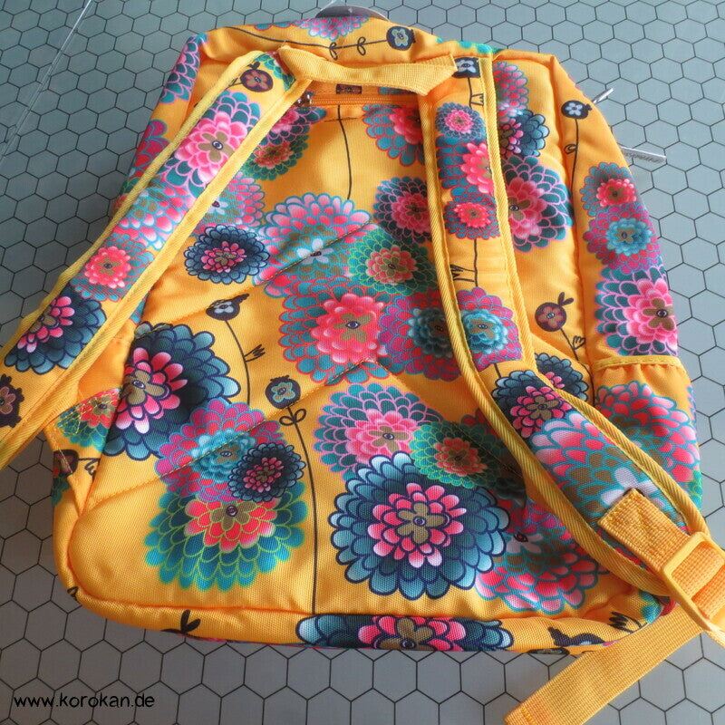 kleiner Rucksack mit japanischen Chrysanthemen in bunt auf gelb