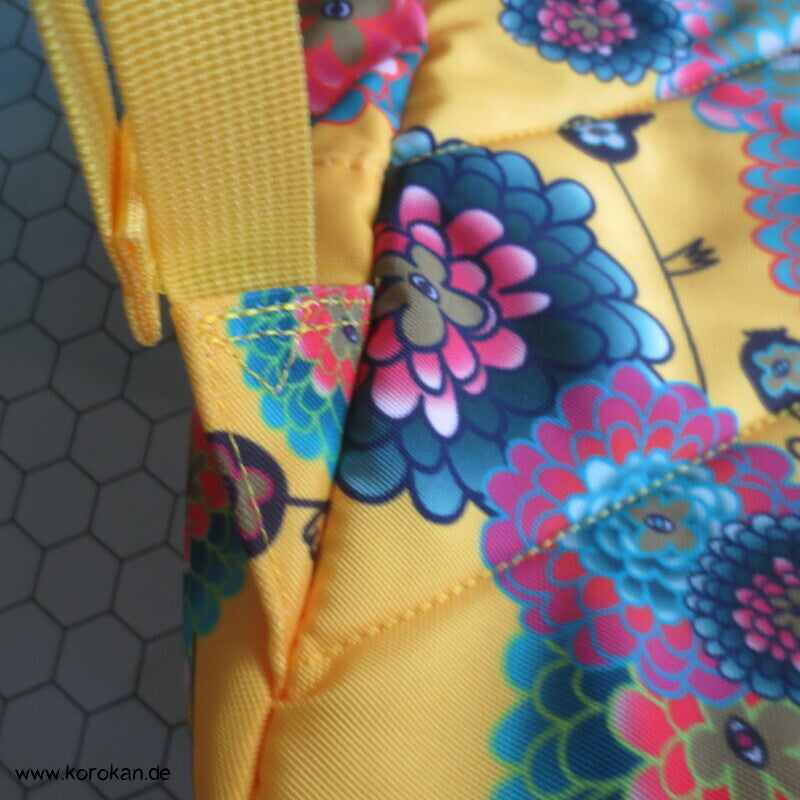 kleiner Rucksack mit japanischen Chrysanthemen in bunt auf gelb