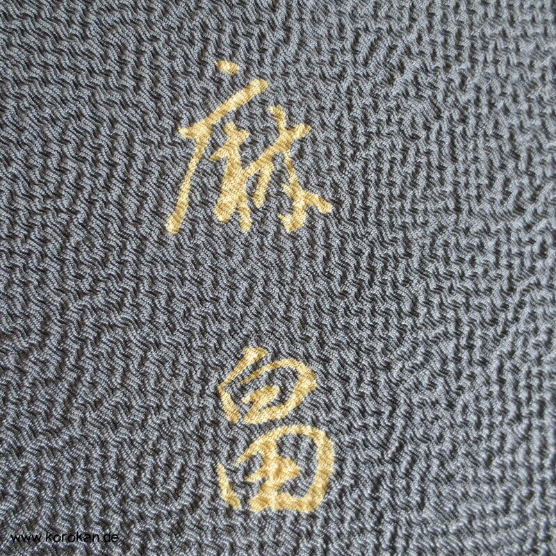 großes Furoshiki, grauer Chirimen Seiden Crepe mit Kanji