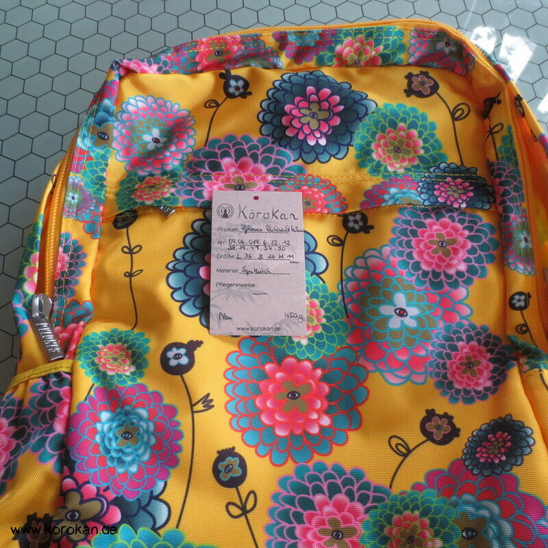 kleiner Rucksack mit japanischen Chrysanthemen in bunt auf gelb