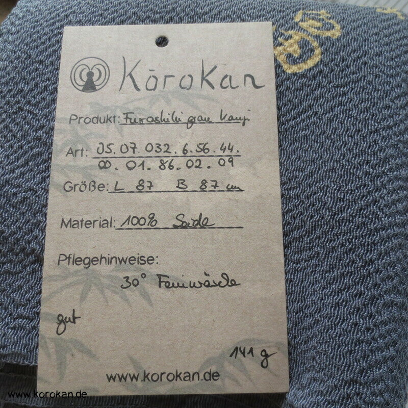 großes Furoshiki, grauer Chirimen Seiden Crepe mit Kanji