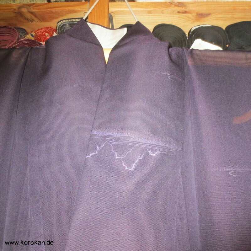 Felsengarten auf dunkellila Hitoe Kimono Seiden Sha Jacquard