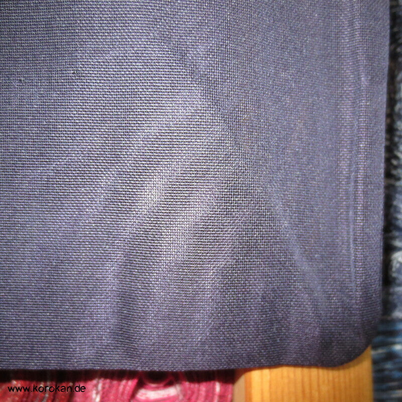 Felsengarten auf dunkellila Hitoe Kimono Seiden Sha Jacquard