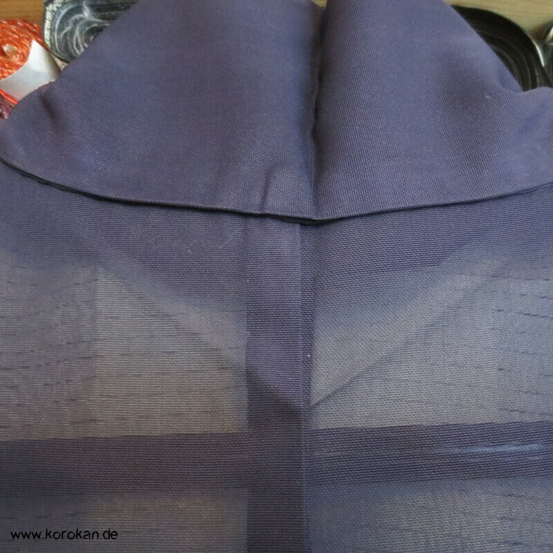 Felsengarten auf dunkellila Hitoe Kimono Seiden Sha Jacquard