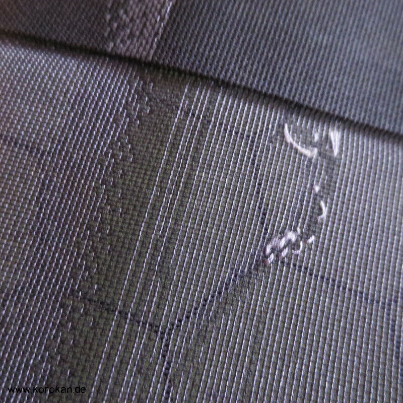 Felsengarten auf dunkellila Hitoe Kimono Seiden Sha Jacquard